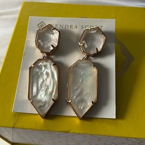 Kendra Scott Perla earrings